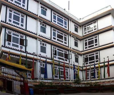 https://imgcld.yatra.com/ytimages/image/upload/t_hotel_yatra_city_desktop/v1445255221/Domestic Hotels/Hotels_Gangtok/Hotel Royal Orchid and Spa/Overview.jpg